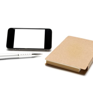küçük defter ve kalem ile akıllı telefon