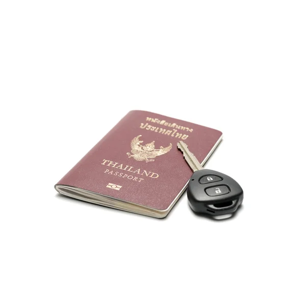 Paspoort en auto sleutel — Stockfoto