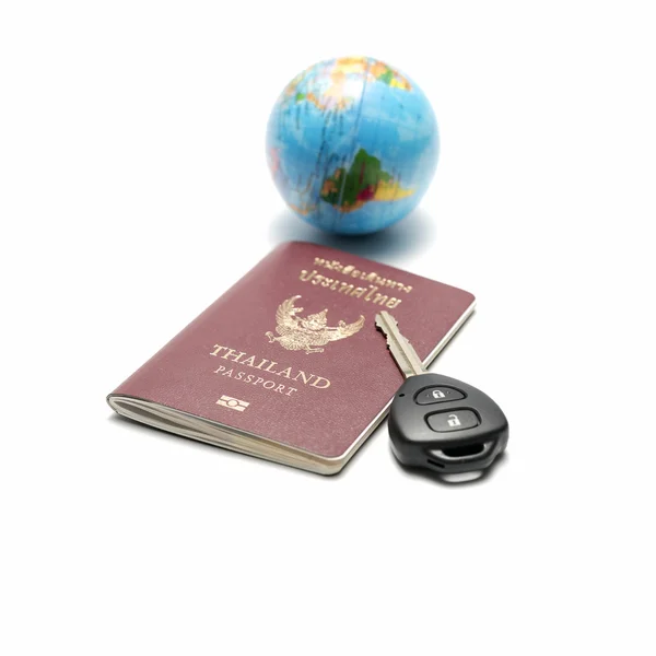 Paspoort auto sleutel en aarde bal — Stockfoto
