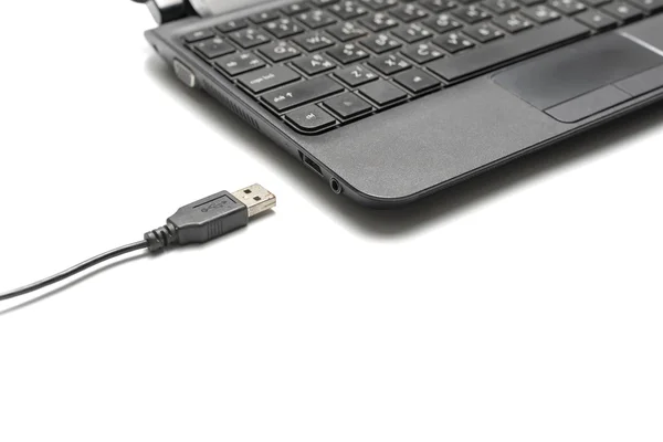 Cabo USB e laptop — Fotografia de Stock