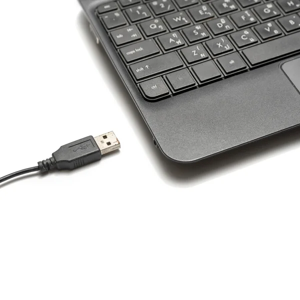 Kabel USB i laptop — Zdjęcie stockowe