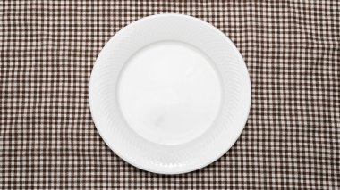 boş tabak mutfak havlu üzerinde