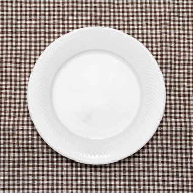 boş tabak mutfak havlu üzerinde