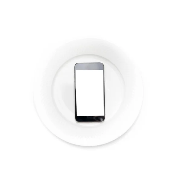 Мобильный телефон на блюде — стоковое фото