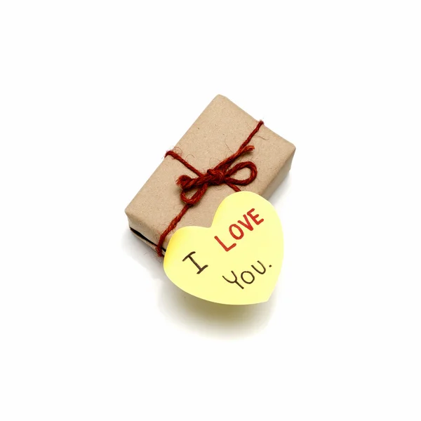 Aku mencintaimu menulis pada kartu jantung kertas dengan kotak hadiah — Stok Foto