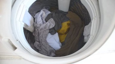 El çamaşır makinesi içine giriş bez