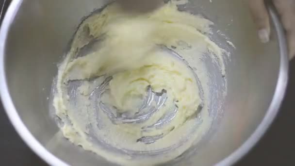Mantequilla para cocinar con azúcar blanco — Vídeos de Stock