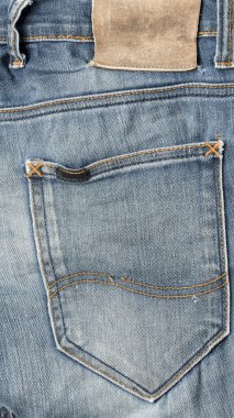 etiket üzerine jean pantolon