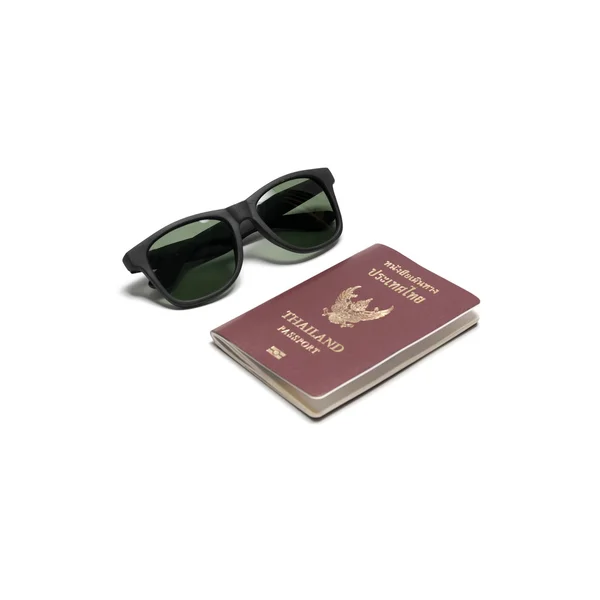 Passaporto e occhiali da sole — Foto Stock