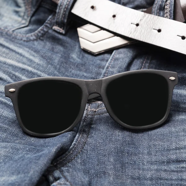 Gafas de sol en pantalones de jean — Foto de Stock