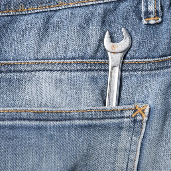 Herramientas de llave inglesa en pantalones de jean —  Fotos de Stock