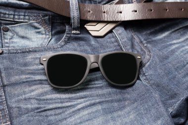 güneş gözlüğü üzerinde jean pantolon