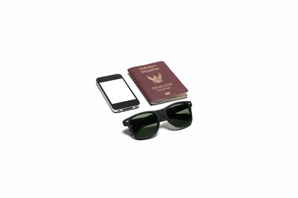 Passaporto smartphone e occhiali da sole — Foto Stock