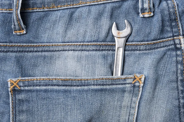 Herramientas de llave inglesa en pantalones de jean — Foto de Stock