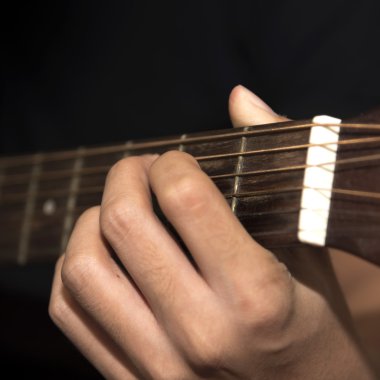 Natürmort adam gitar çalmak