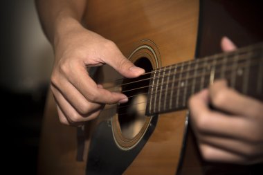 Natürmort adam gitar çalmak