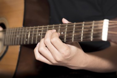 Natürmort adam gitar çalmak