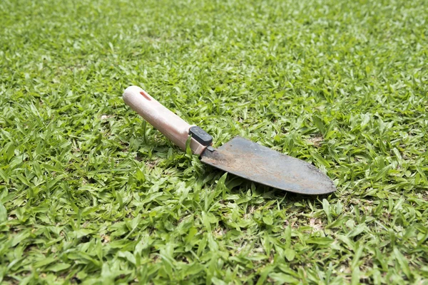Shovel on grass — Stock Photo, Image