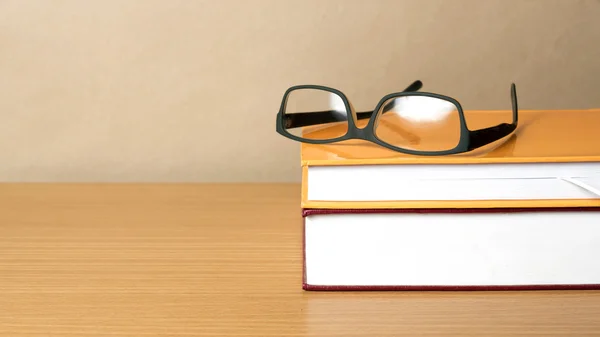Libro e occhiali da vista — Foto Stock