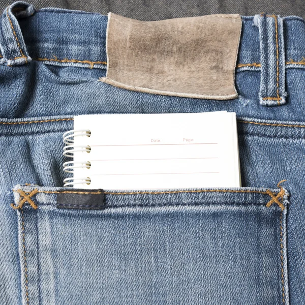 Anteckningsboken papper i jean ficka — Stockfoto