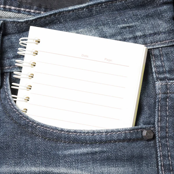 Notebookpapier in jean zak — Stockfoto