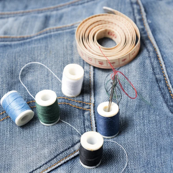 Celana jean dan menjahit — Stok Foto