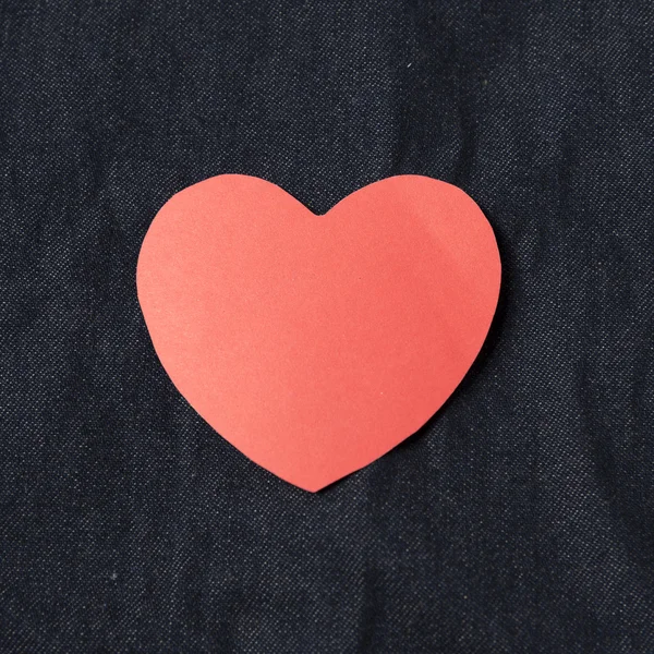 Jean üzerinde kırmızı kalp — Stok fotoğraf