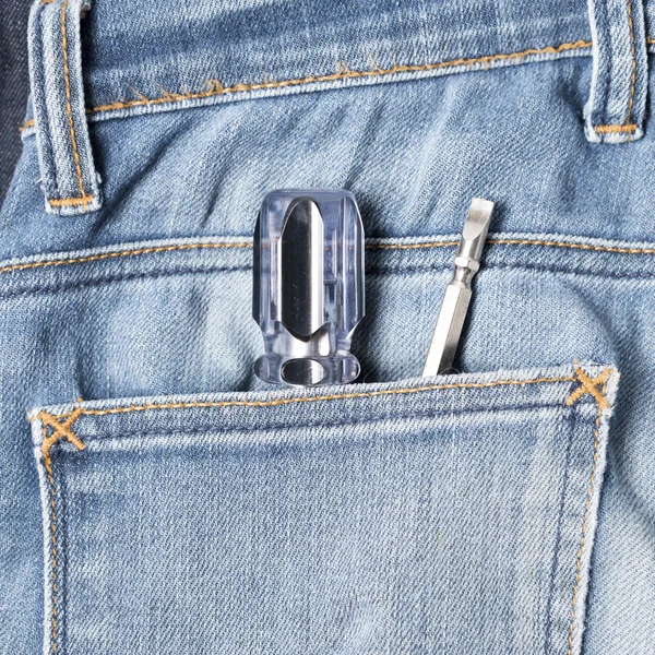 Schraubenzieher in Jeans — Stockfoto