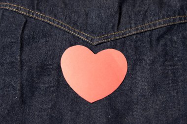 jean üzerinde kırmızı kalp