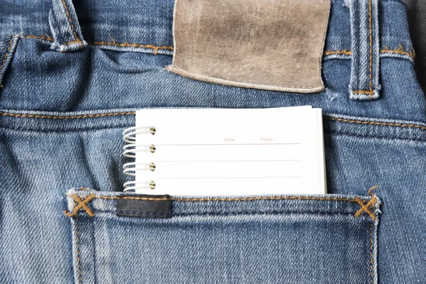 Anteckningsboken papper i jean ficka — Stockfoto