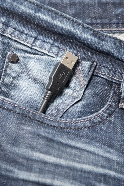 在吉恩口袋里的 usb 电缆 — 图库照片