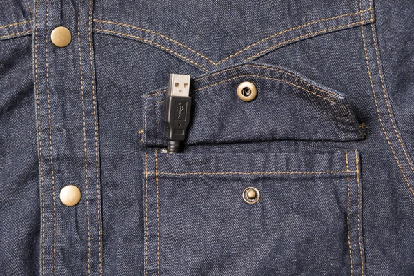 Καλώδιο USB στην τσέπη του Ζαν — Φωτογραφία Αρχείου