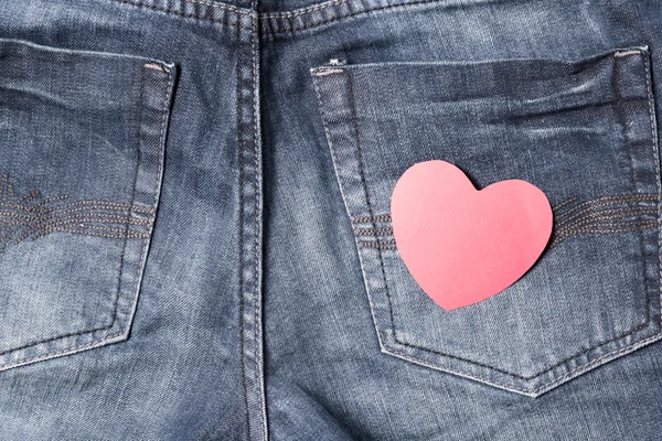 Rotes Herz auf Jeans — Stockfoto