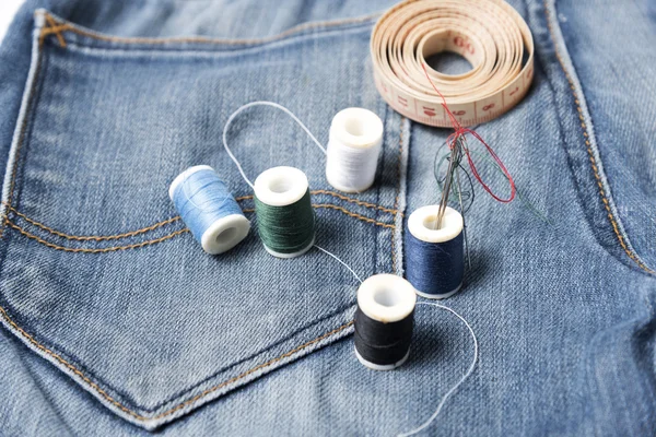 Pantaloni di jeans e cucito — Foto Stock