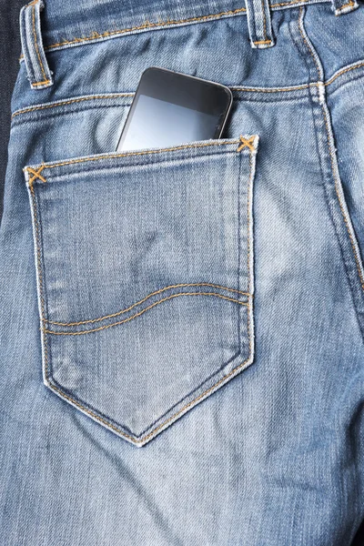 Teléfono inteligente en el bolsillo de jean — Foto de Stock