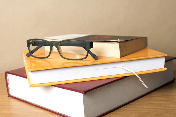 Libro y anteojos — Foto de Stock