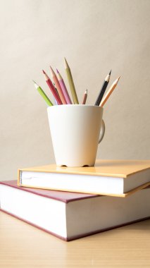 kitap renk kalem ile yığını
