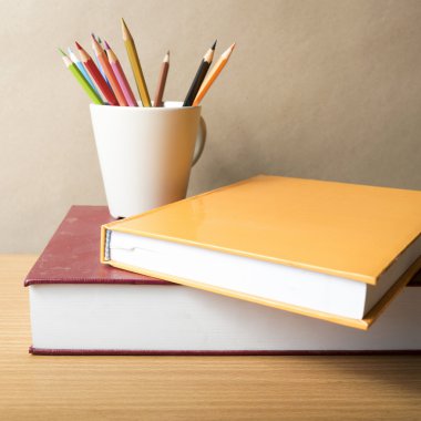 kitap renk kalem ile yığını