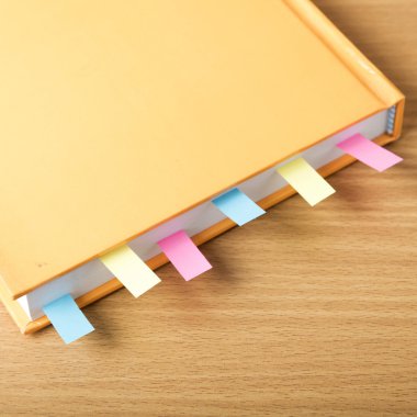 Yapışkan notu ile turuncu kitap