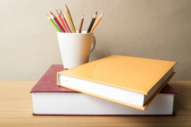 kitap renk kalem ile yığını