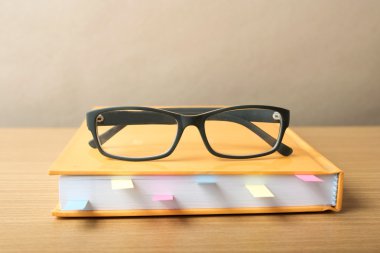 Yapışkan notu ve gözlük ile kitap