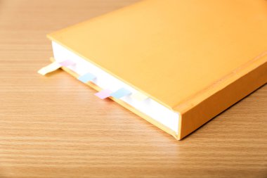 Yapışkan notu ile turuncu kitap
