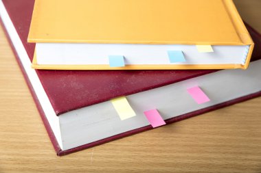 Yapışkan notu ile turuncu kitap
