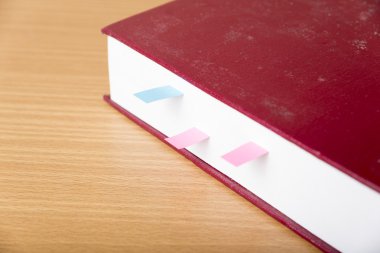 Yapışkan notu ile turuncu kitap