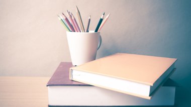 kitap renk kalem ile yığını