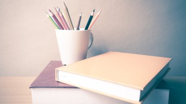 kitap renk kalem ile yığını