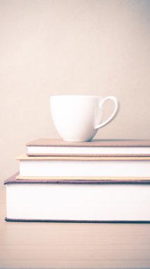 kahve fincanı ile kitap yığını