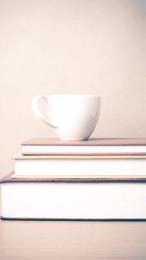 kahve fincanı ile kitap yığını