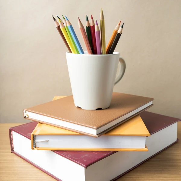 kitap renk kalem ile yığını