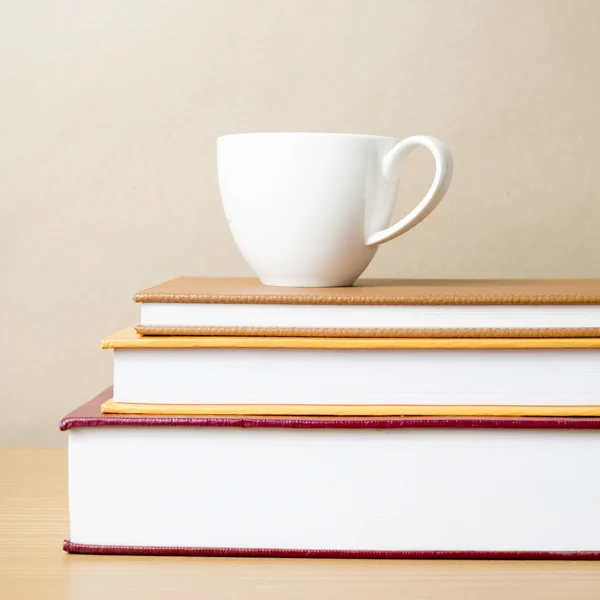 Stapel Buch mit Kaffeetasse — Stockfoto